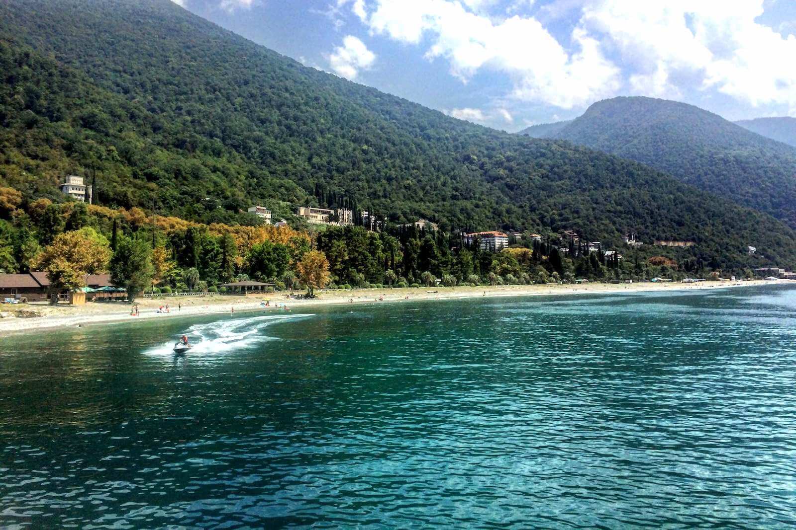 Комфортный пляжный отдых без визы в Абхазии