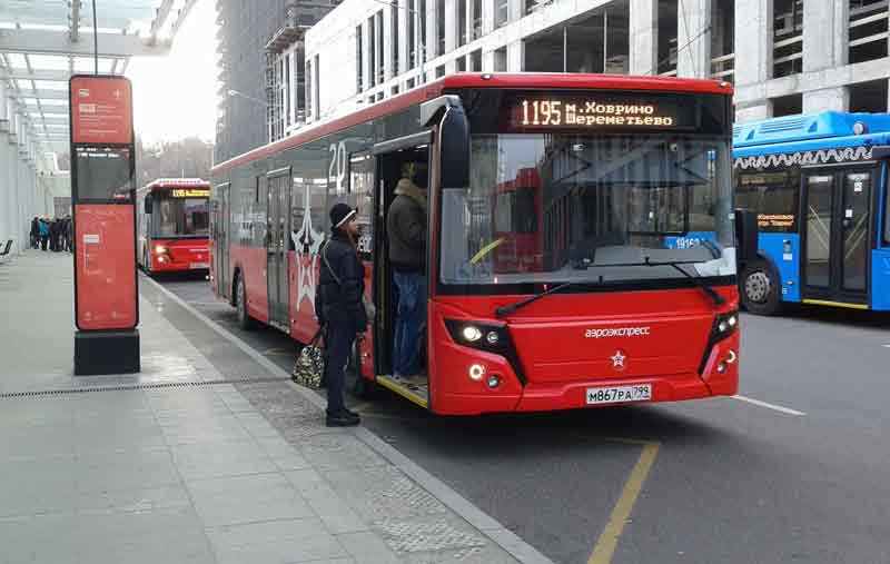 Автобус № 1195 следуют к станции метро «Ховрино».