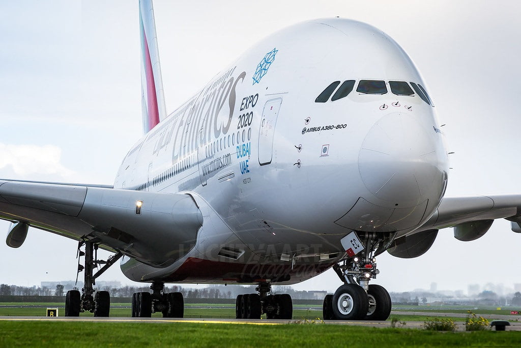 Airbus A380 - самый большой пассажирский самолет в мире.