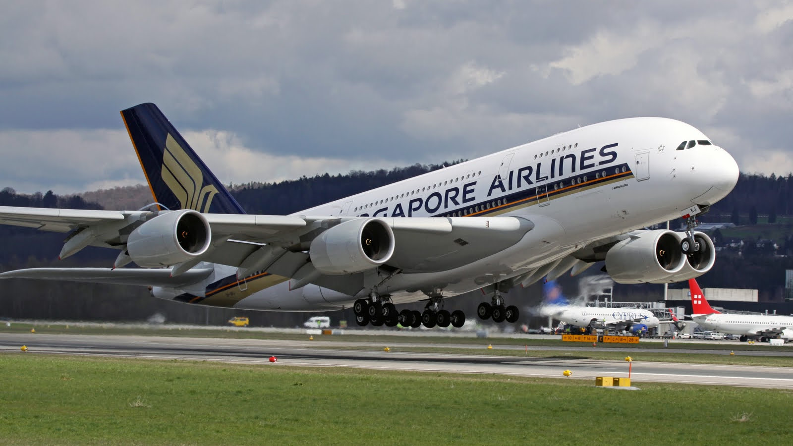 Airbus A380 - самый большой пассажирский самолет в мире. 3